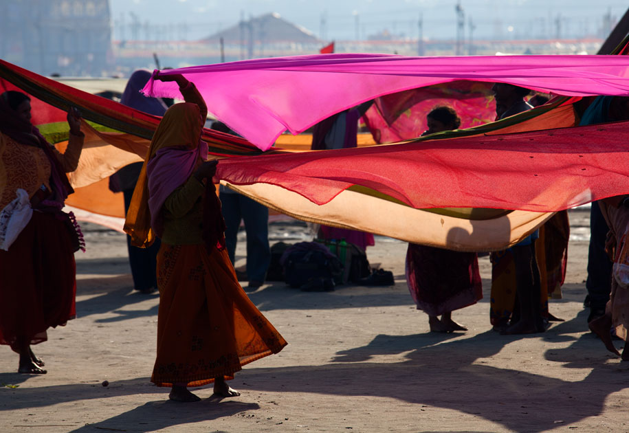 10_sareesdrying.color.india.kumbh.jpg